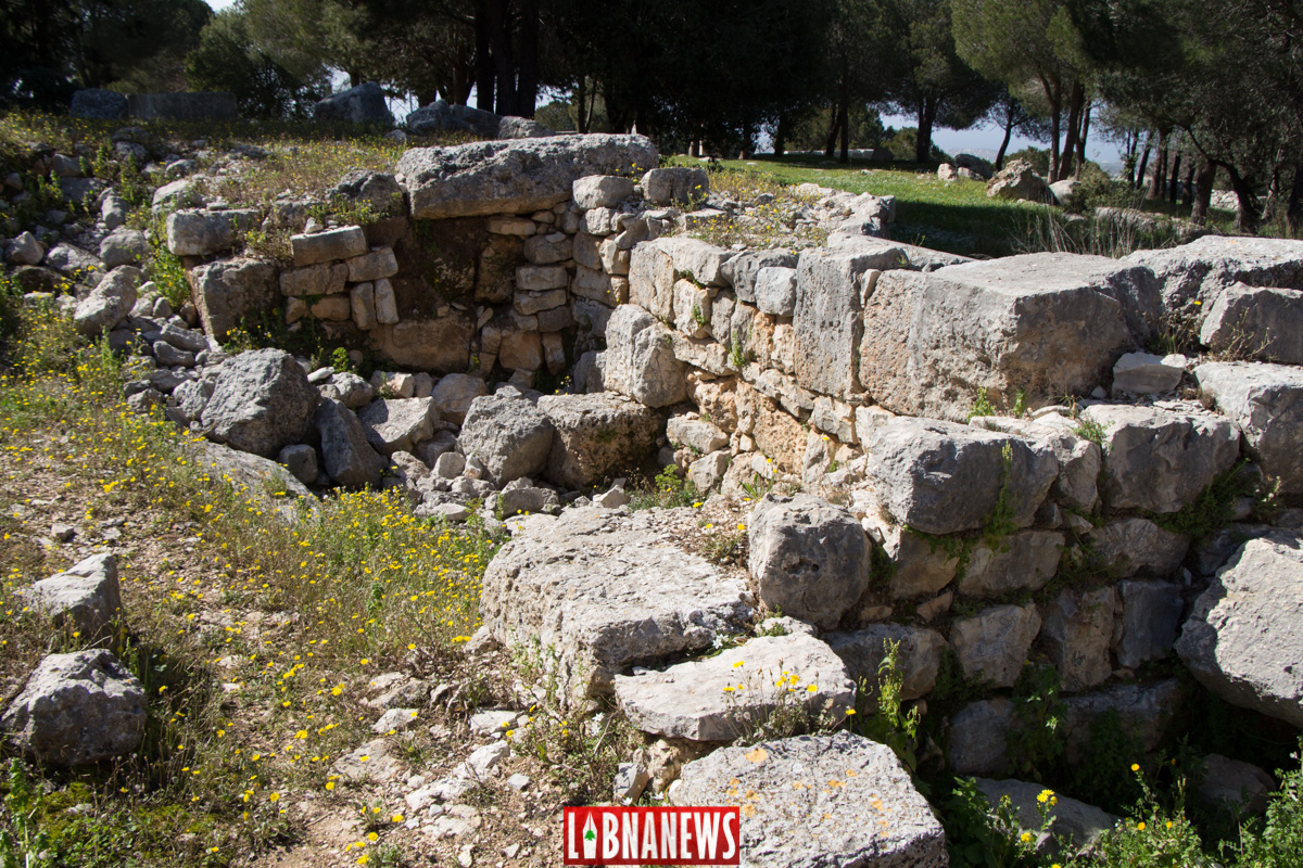 Structures récentes situées à proximité du temple est d'Ein Akrine. Crédit Photo: François Bacha pour Libnanews.com
