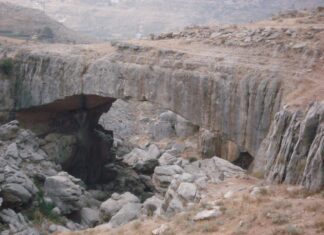 Le pont naturel de Faqra Kfardebian.