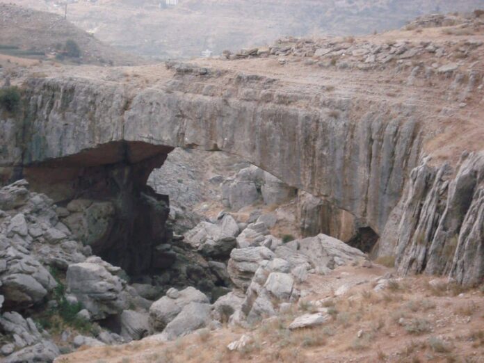 pont-faqra kfardebian Le pont naturel de Faqra Kfardebian.