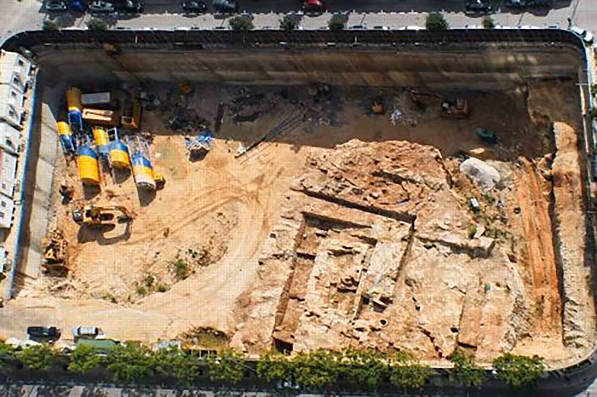 Tribune Libre: Des Archéologues lancent un appel pour sauver le Port Phénicien de Beyrouth Le port phénicien de Minet el Hosn, avant sa destruction en 2012