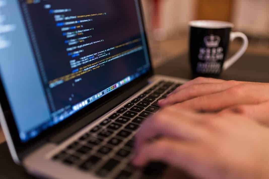 Un ordinateur branché sur Internet. Crédit Photo: Pixabay/Free-Photos