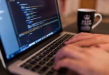 L’Arlésienne de l’Internet au Liban Un ordinateur branché sur Internet. Crédit Photo: Pixabay/Free-Photos