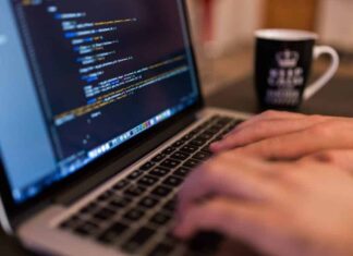 L’Arlésienne de l’Internet au Liban Un ordinateur branché sur Internet. Crédit Photo: Pixabay/Free-Photos