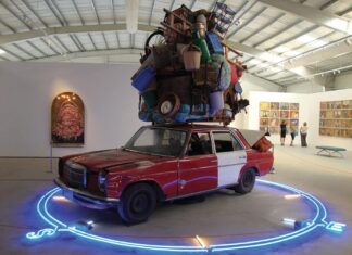 Photo : Installation de l’artiste Ayman Baalbaki- Destination X- 2013﻿
