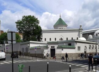 Le Pacte avec le Diable – Lina Murr Nehmé La Grande Mosquée de Paris. Source Photo: Wikipedia