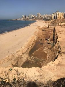 L'excavation montre un terrain sablonneux où l'eau ne cesse de rejaillir [Photo prise il y a une semaine]