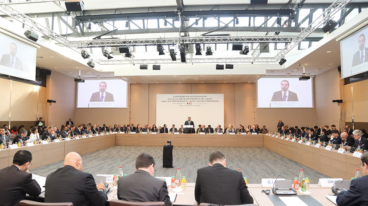 Hariri, Berri et Bassil sur les bancs des accusés (Le Figaro) Photo de la conférence CEDRE d'aide économique au Liban qui s'est tenue le 6 avril 2018 à Paris, en présence du Premier Ministre Libanais Saad Hariri et de 46 pays et organisations. Crédit Photo: Dalati & Nohra.