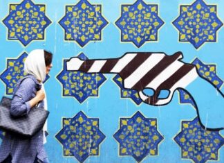 Devant le mur d'enceinte de l'ancienne ambassade des États-Unis à Téhéran, le 8 mai 2018. Atta Kenare / AFP