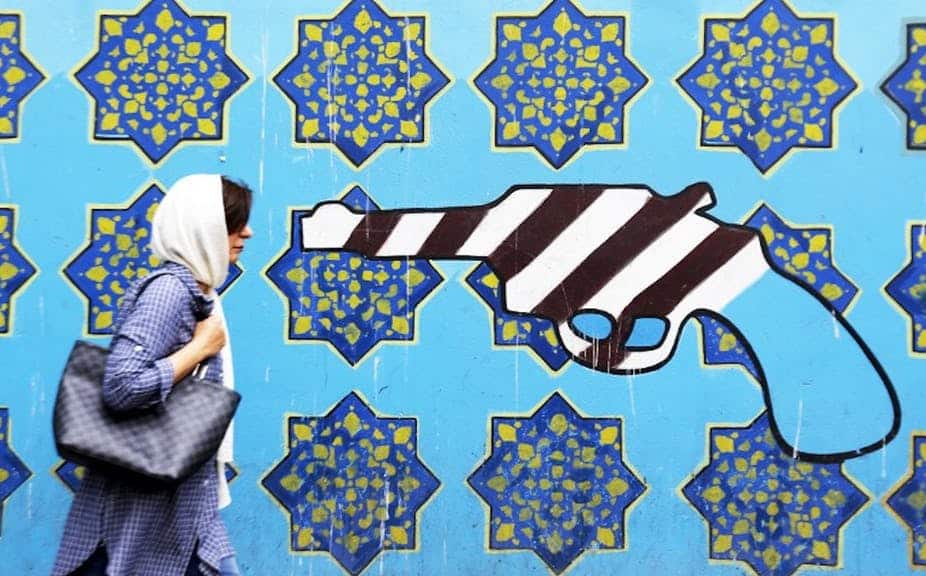 Devant le mur d'enceinte de l'ancienne ambassade des États-Unis à Téhéran, le 8 mai 2018. Atta Kenare / AFP