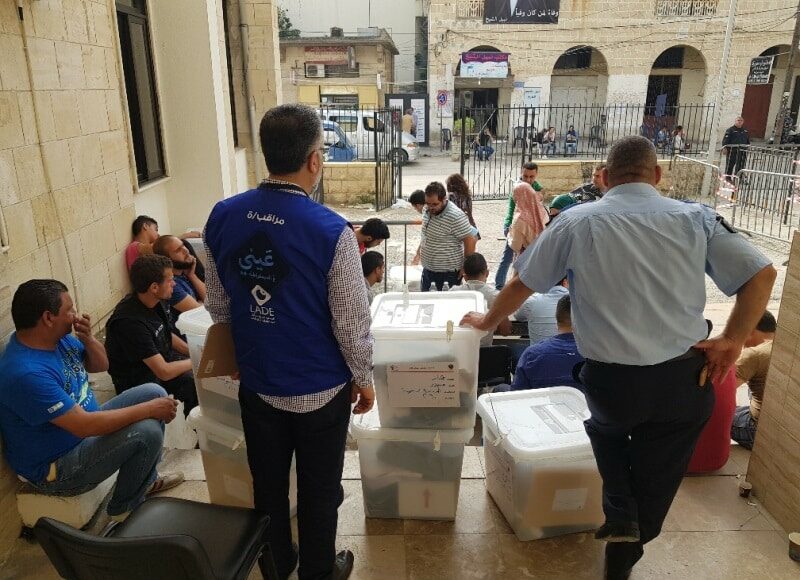 Les autorités ont débuté ce samedi, la distribution des urnes électorales pour les élections du dimanche 6 mai. Crédit Photo: NNA