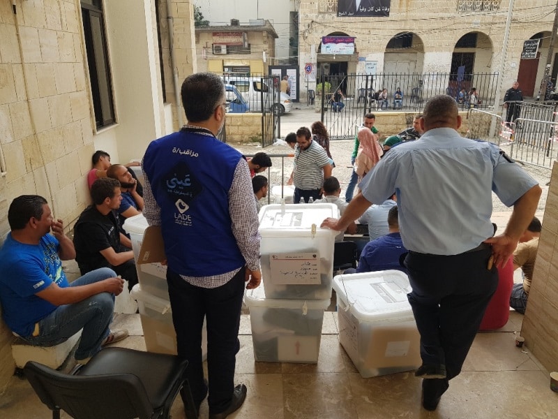 Les autorités ont débuté ce samedi, la distribution des urnes électorales pour les élections du dimanche 6 mai. Crédit Photo: NNA