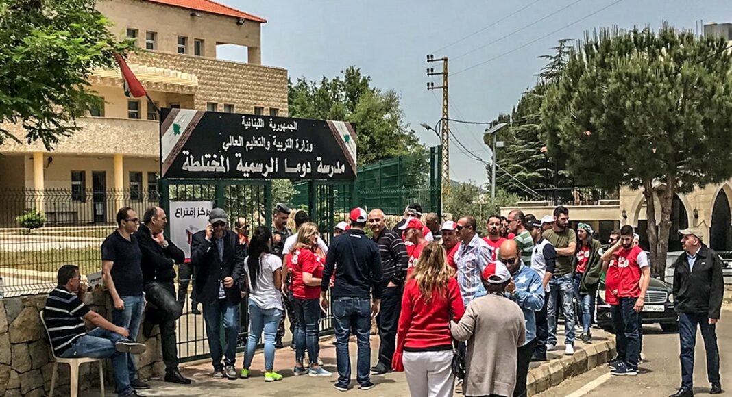 Devant le centre électoral de Douma, Nord Liban. Crédit photo: Libnanews.com