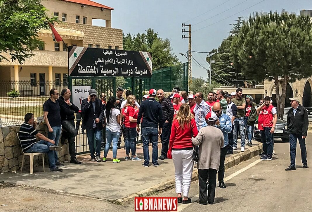 Devant le centre électoral de Douma, Nord Liban. Crédit photo: Libnanews.com