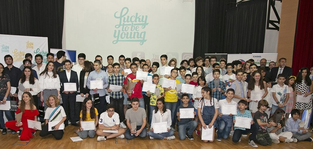 - Photo de groupe des gagnants des compétitions « InterSciences » après avoir reçu leurs certificats