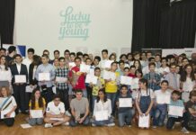 - Photo de groupe des gagnants des compétitions « InterSciences » après avoir reçu leurs certificats