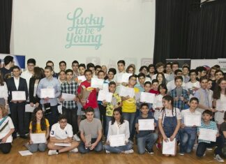 - Photo de groupe des gagnants des compétitions « InterSciences » après avoir reçu leurs certificats