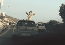 Couvrez-moi alors ces seins que pourtant tout le Monde regarde.