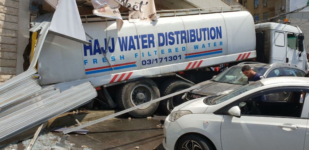 L'accident impliquant un camion surchargé et dont les freins ont lâché ce jeudi 16 aout à Mansourieh. Photo circulant sur les réseaux sociaux. Crédit DR.
