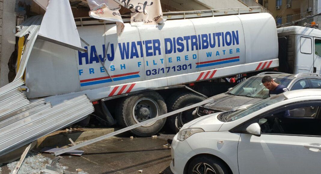 L'accident impliquant un camion surchargé et dont les freins ont lâché ce jeudi 16 aout à Mansourieh. Photo circulant sur les réseaux sociaux. Crédit DR.