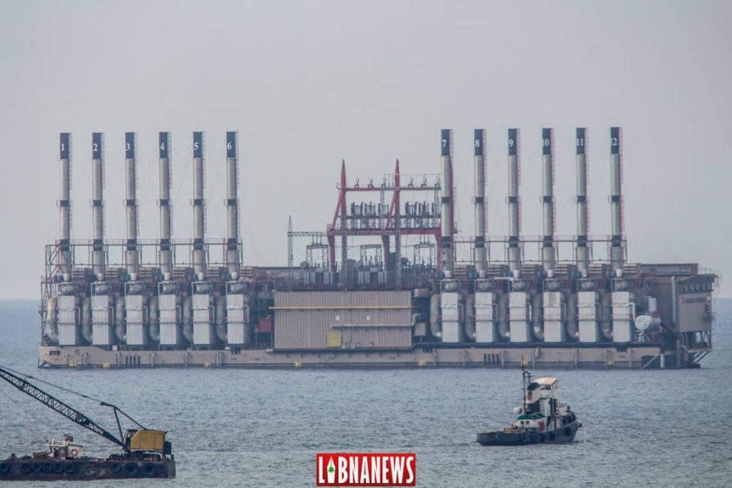 L'arrivée de la barge turque à Zouk. Crédit Photo: François el Bacha pour Libnanews.com. Tous droits réservés.