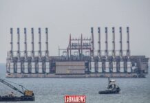 L'arrivée de la barge turque à Zouk. Crédit Photo: François el Bacha pour Libnanews.com. Tous droits réservés.