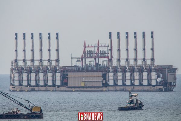 L'arrivée de la barge turque à Zouk. Crédit Photo: François el Bacha pour Libnanews.com. Tous droits réservés.