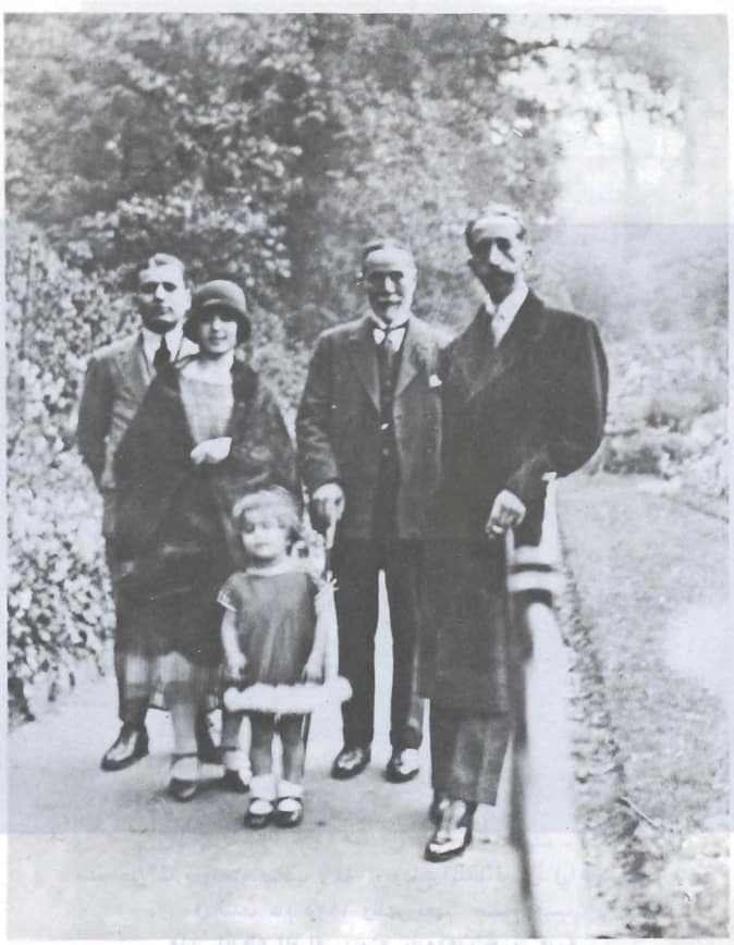 Salim Ali Salam avec le Roi Faisal I d’Irak à Londres en 1925. À ses côtés ses filles Anbara et Rasha et son fils Saëb. Source Photo: Wikipedia.