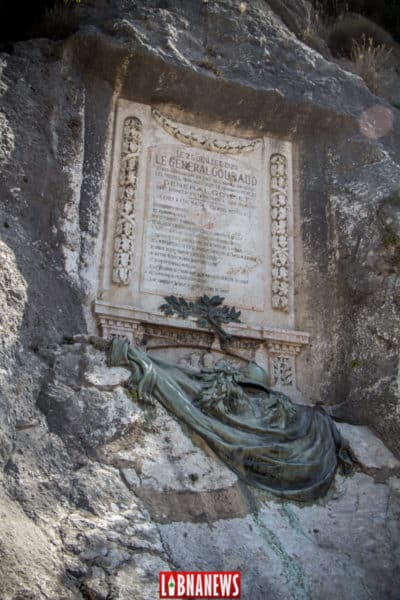 Stèle du général Gouraud, 25 juillet 1920. La stèle du général Gouraud, ornée d'un décors appliqué en Bronze, commémore l'entrée des troupes françaises à Damas suite à la victoire du Général Gaybet à Mayssaloun en juillet 1920. L'inscription en Français de 22 ligne signale également le nom de tous les bataillons de l'armée française ayant participés à la bataille. Crédit photo: François el Bacha pour Libnanews.com