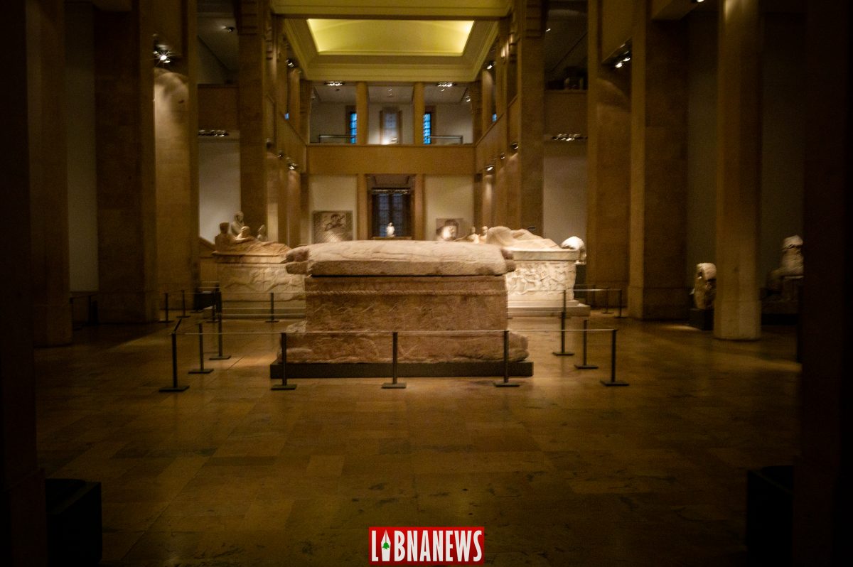Le sarcophage d'Ahiram est hébergé par le Musée National de Beyrouth dont il est l’une des pièces majeures.  Datant du début du Ier millénaire av. J.-C., et destiné à recevoir la dépouille d'Ahiram, roi de Byblos, ce sarcophage, composé d’un bloc de calcaire, comporte une inscription qui est le plus ancien exemple écrit à l'aide de l'alphabet phénicien sur son couvercle  Crédit Photo: François el Bacha, tous droits réservés.
