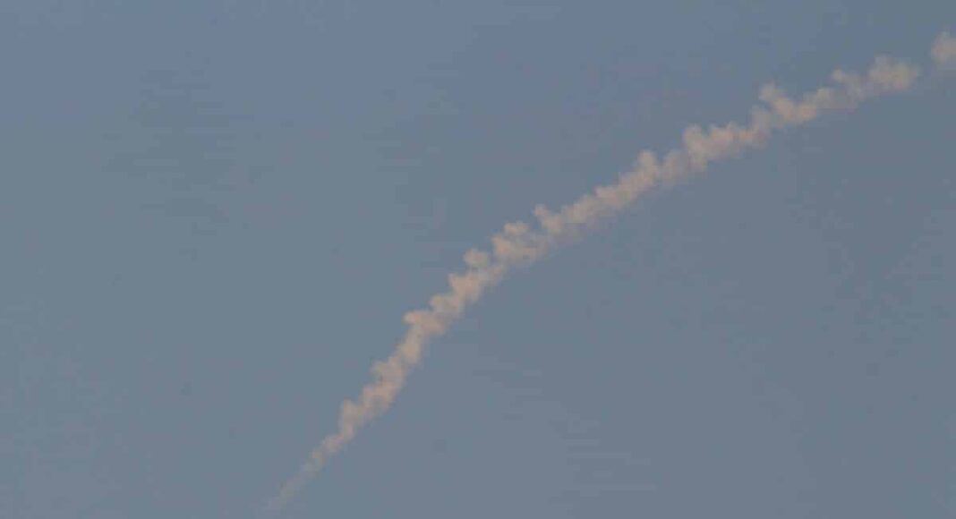 Des traces de leurres lancés le 4 septembre 2018 par des avions israéliens survolant la région du Kesrouan. Crédit Photo: Libnanews.com, tous droits réservés.