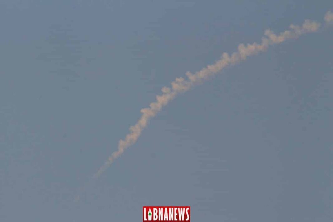 Des traces de leurres lancés le 4 septembre 2018 par des avions israéliens survolant la région du Kesrouan. Crédit Photo: Libnanews.com, tous droits réservés.