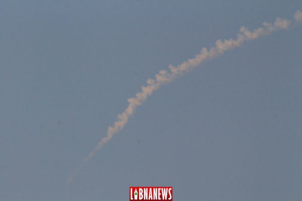 Des traces de leurres lancés le 4 septembre 2018 par des avions israéliens survolant la région du Kesrouan. Crédit Photo: Libnanews.com, tous droits réservés.