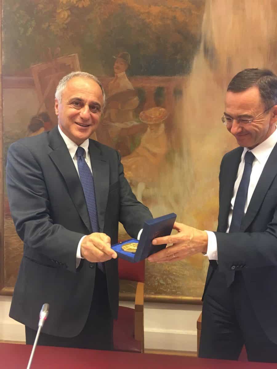 À l’issue de l’audition, le sénateur français Bruno Retailleau a remis à Dr. Fouad Abou Nader la médaille du Sénat français. Photo prise au Sénat français.