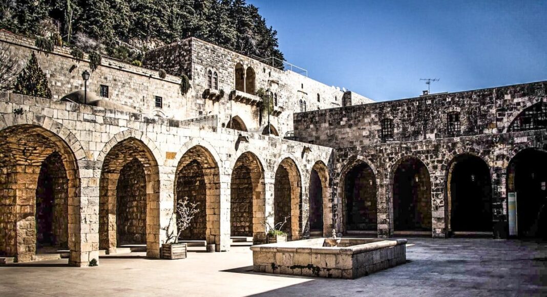 Դեյր էլ Կամարի գոհարների մշակութային կենտրոնը կամ հնագույն Խանջը։