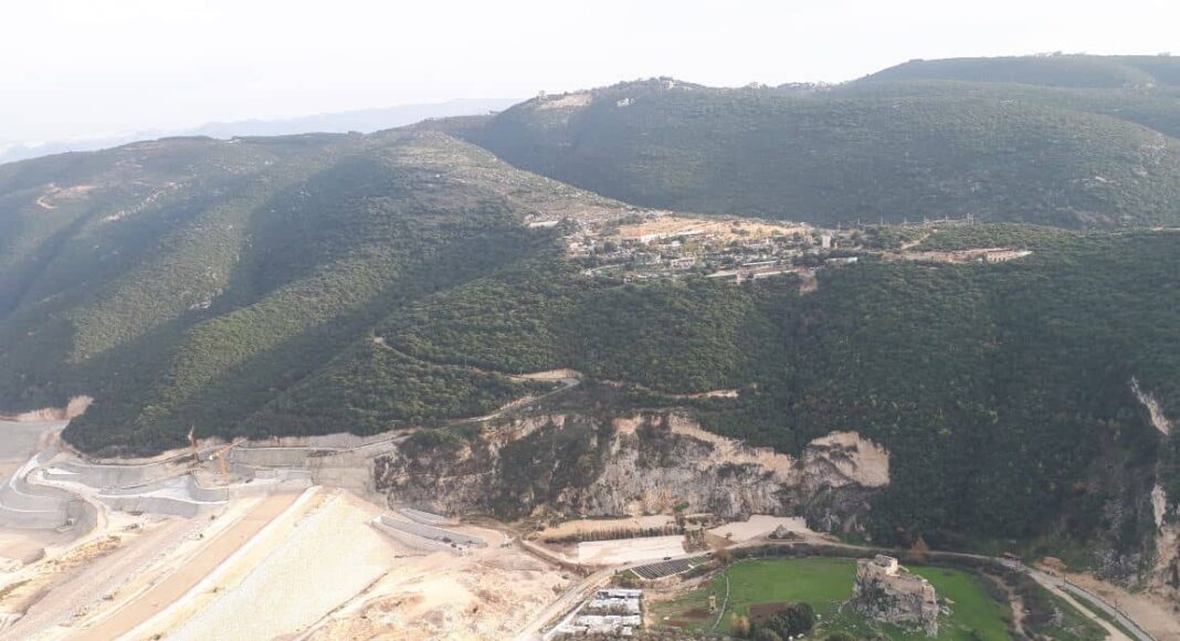 Le Barrage de Nahr Jawz avec le château de Mseilha en contrebas