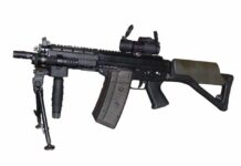 Le SIG-552 commando équipé d'un bipied et d'optiques. Source Photo: Wikipedia