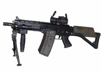 Le SIG-552 commando équipé d'un bipied et d'optiques. Source Photo: Wikipedia