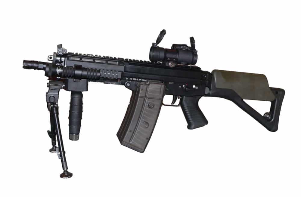 Le SIG-552 commando équipé d'un bipied et d'optiques. Source Photo: Wikipedia