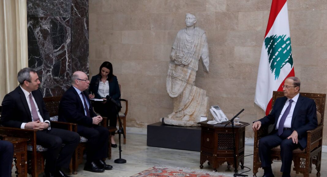 Le Président de la République, le Général Michel Aoun en compagnie de Burt Alistair. Crédit Photo: Dalati @ Nohra