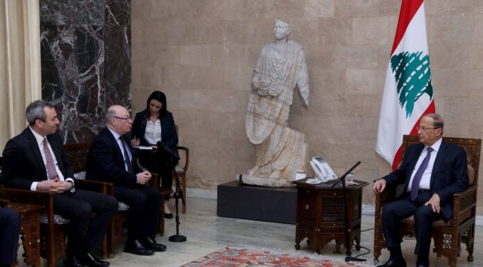 Le Président de la République, le Général Michel Aoun en compagnie de Burt Alistair. Crédit Photo: Dalati @ Nohra