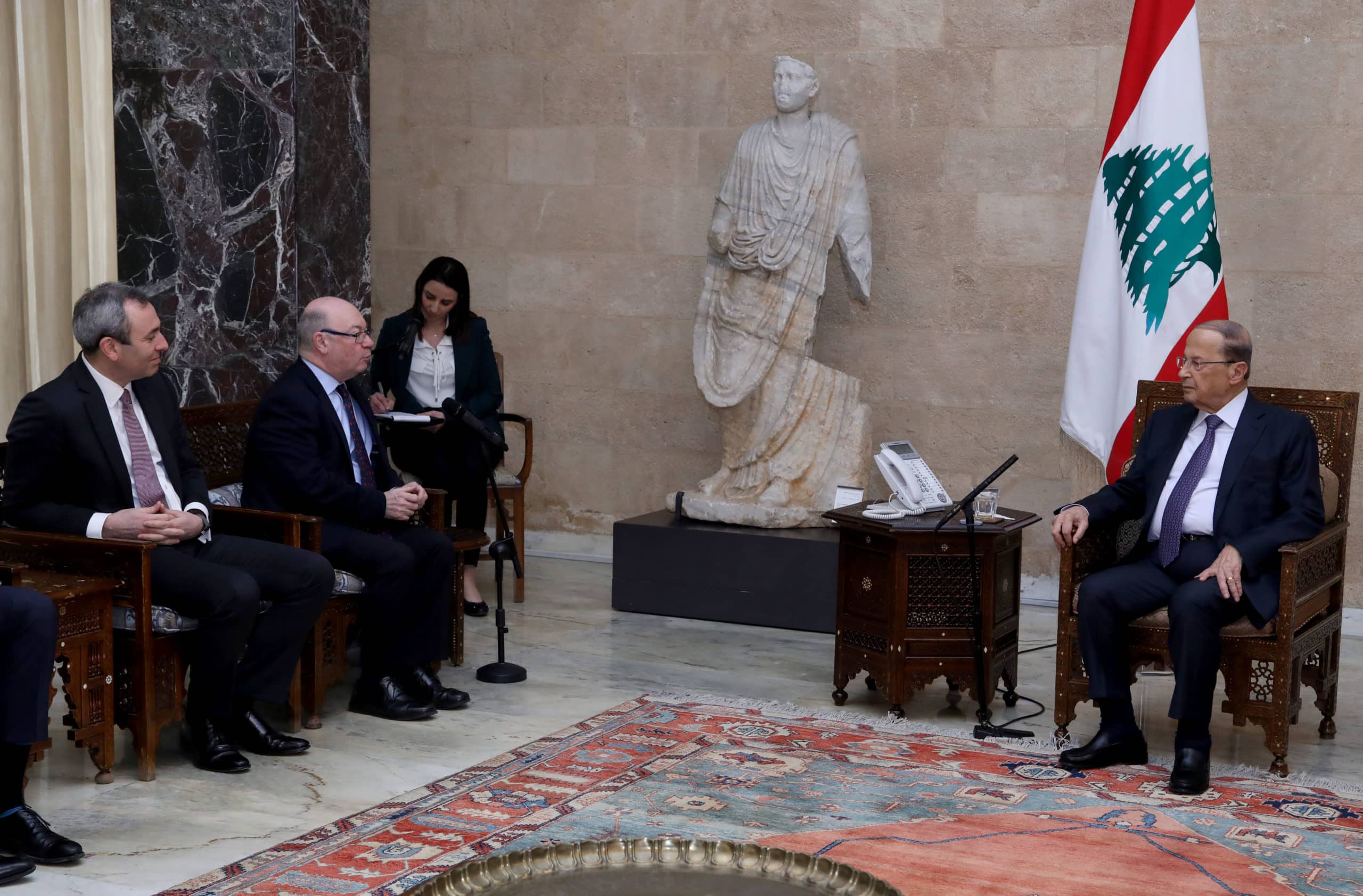 Le Président de la République, le Général Michel Aoun en compagnie de Burt Alistair. Crédit Photo: Dalati @ Nohra