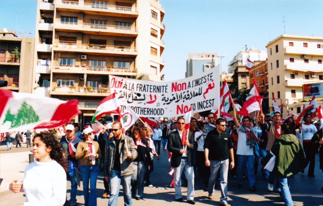 Un cortège de manifestants se dirigeant vers la place des canons, le 14 Mars 2005. Crédit Photo: François el Bacha, tous droits réservés.