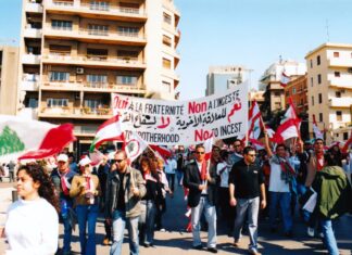 Un cortège de manifestants se dirigeant vers la place des canons, le 14 Mars 2005. Crédit Photo: François el Bacha, tous droits réservés. 