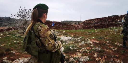 Une femme soldate de l'Armée Libanaise faisant face à des soldats israéliens. Crédit Photo: Armée Libanaise