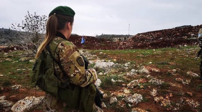 Une femme soldate de l'Armée Libanaise faisant face à des soldats israéliens. Crédit Photo: Armée Libanaise