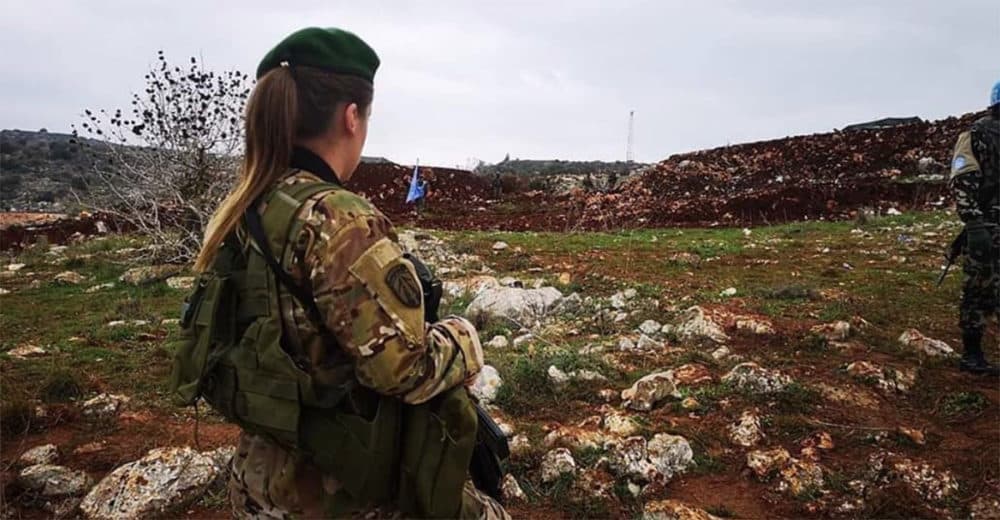 Le point sur la situation au Liban à l’occasion de la Journée internationale des Droits de la Femme Une femme soldate de l'Armée Libanaise faisant face à des soldats israéliens. Crédit Photo: Armée Libanaise