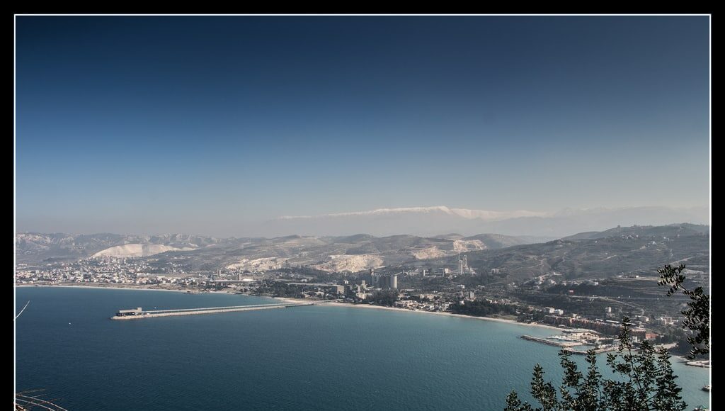 La ville de Chékaa au Nord Liban et ses cimenteries. Crédit Photo: Francois el Bacha