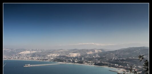 La ville de Chékaa au Nord Liban et ses cimenteries. Crédit Photo: Francois el Bacha