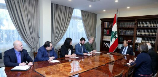 Le Président de la République en compagnie d'une délégation de journalistes russes. Crédit photo: Dalati & Nohra