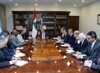 Aoun réitère son appel au retour des réfugiés syriens devant une délégation du HCR Le Président de la République avec une délégation du HCR. Crédit Photo: Dalati & Nohra